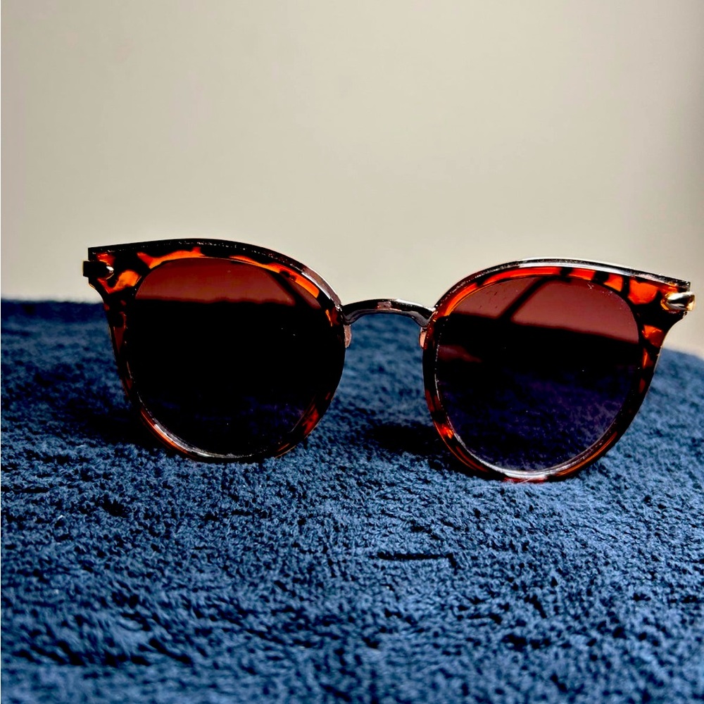 Retro Glam Sunglasses Leopard Print with Cat-Eye Frames UV Protection